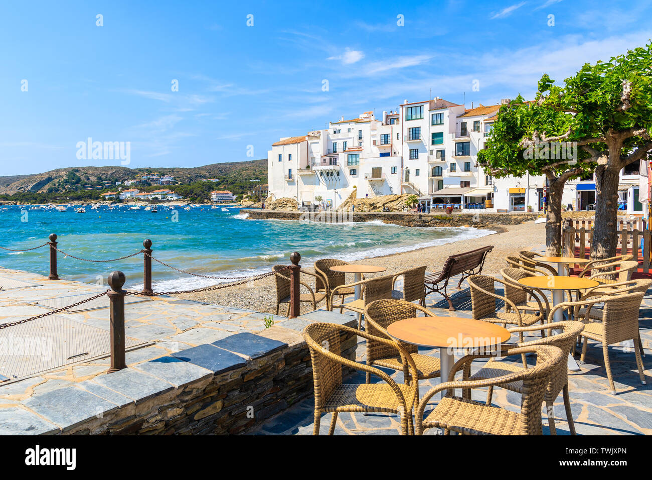 Ristorante tavoli lungo mare nel villaggio di Cadaques, Costa Brava, Spagna Foto Stock