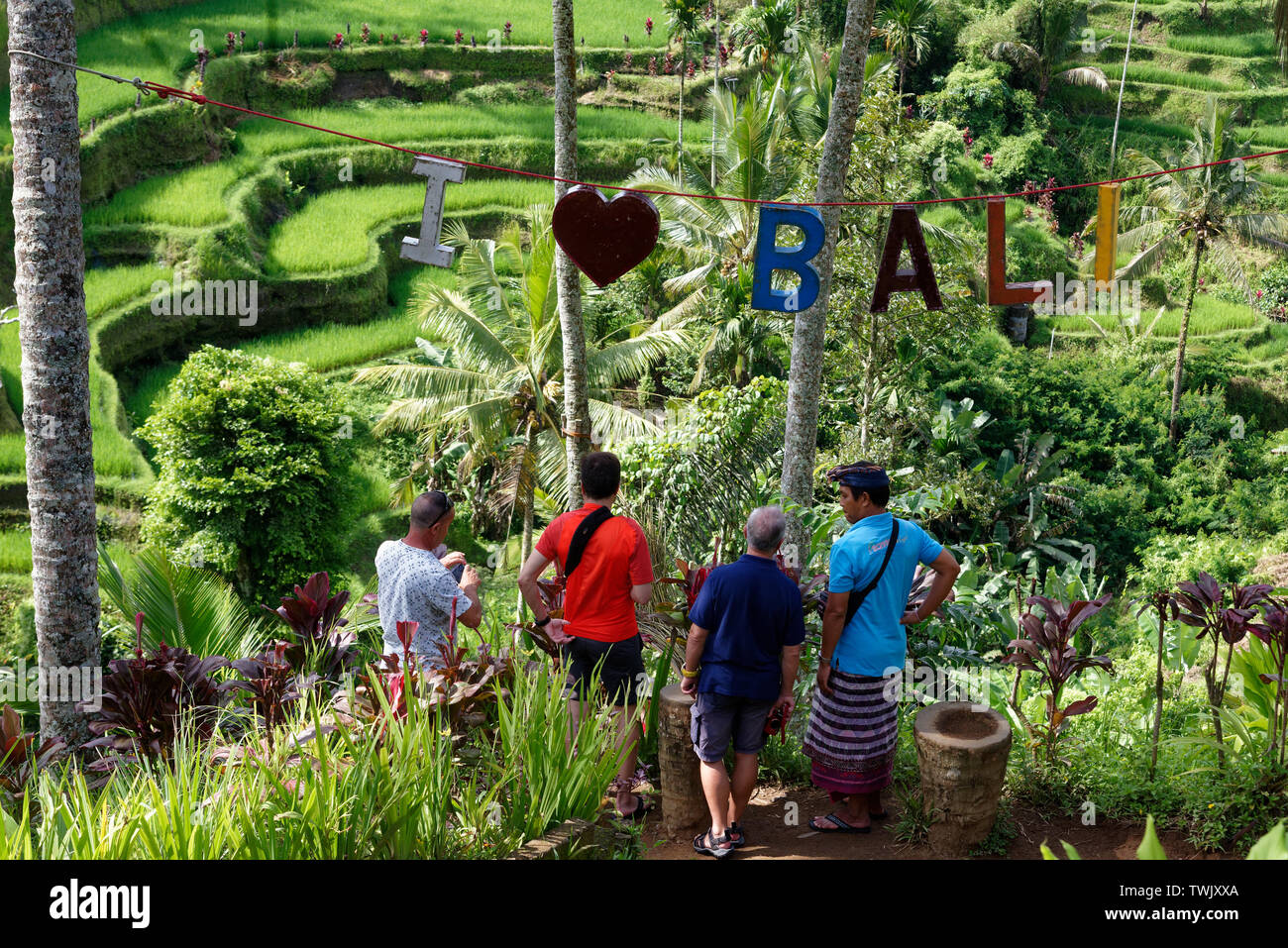I turisti in una prevista photospot con 'I LOVE Bali segno, Tegallalang terrazze di riso, Ubud, Bali, Indonesia Foto Stock