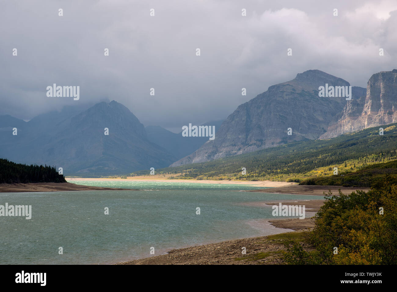 Nuvole temporalesche la raccolta di oltre il Lago Sherburne Foto Stock