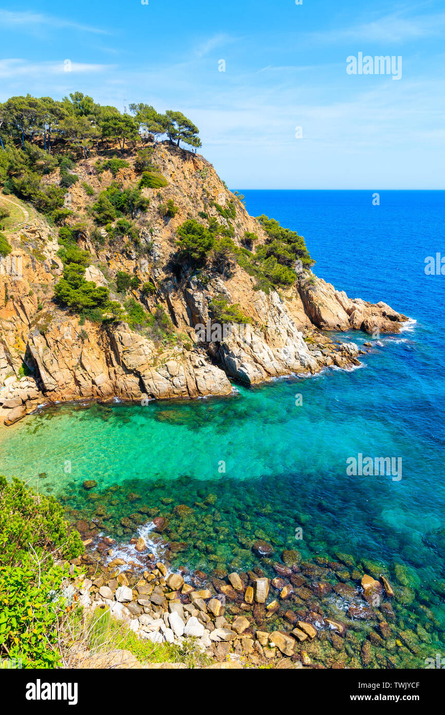 Rocce e mare bellissimo bay in Tossa de Mar città, Costa Brava, Spagna Foto Stock