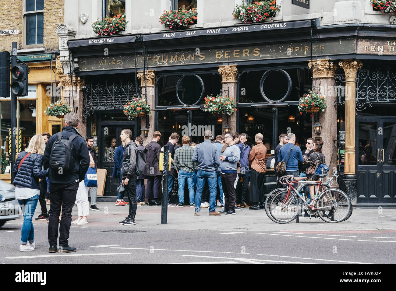 London, Regno Unito - 15 Giugno 2019: persone in piedi e bere al di fuori dei dieci campane pub in Shoreditch, a est di Londra. Il pub è famoso per i suoi presunti asso Foto Stock