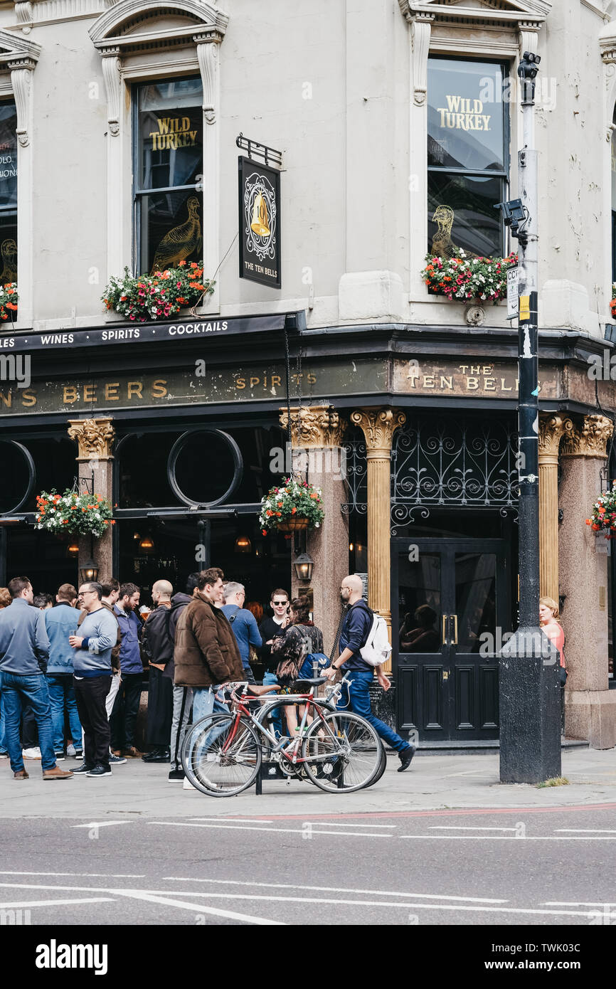 London, Regno Unito - 15 Giugno 2019: persone in piedi e bere al di fuori dei dieci campane pub in Shoreditch, a est di Londra. Il pub è famoso per i suoi presunti asso Foto Stock