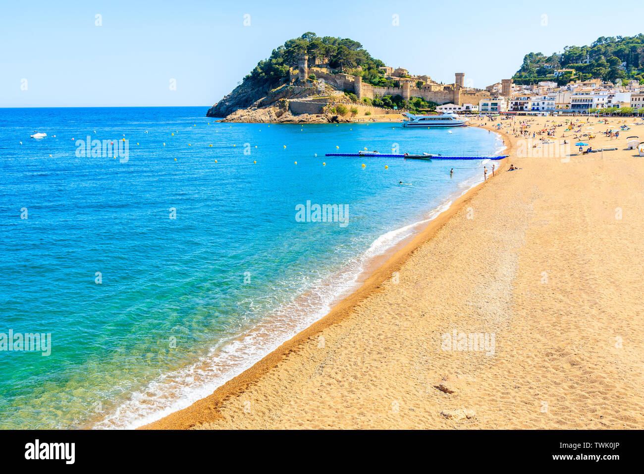 Acqua azzurra sulla spiaggia idilliaca in Tossa de Mar città, Costa Brava, Spagna Foto Stock