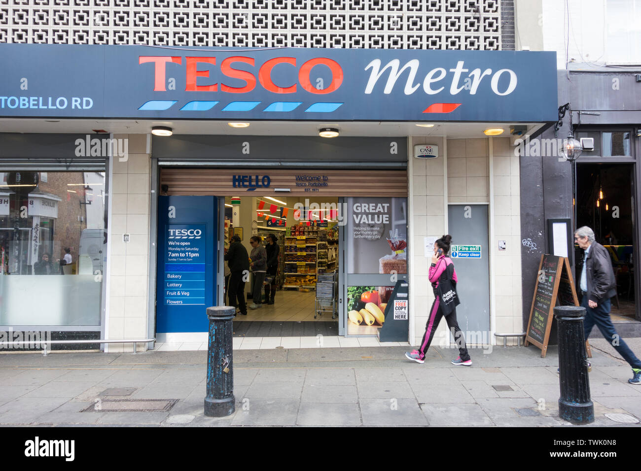 Tesco Metro, Portobello Road, London, Regno Unito Foto Stock