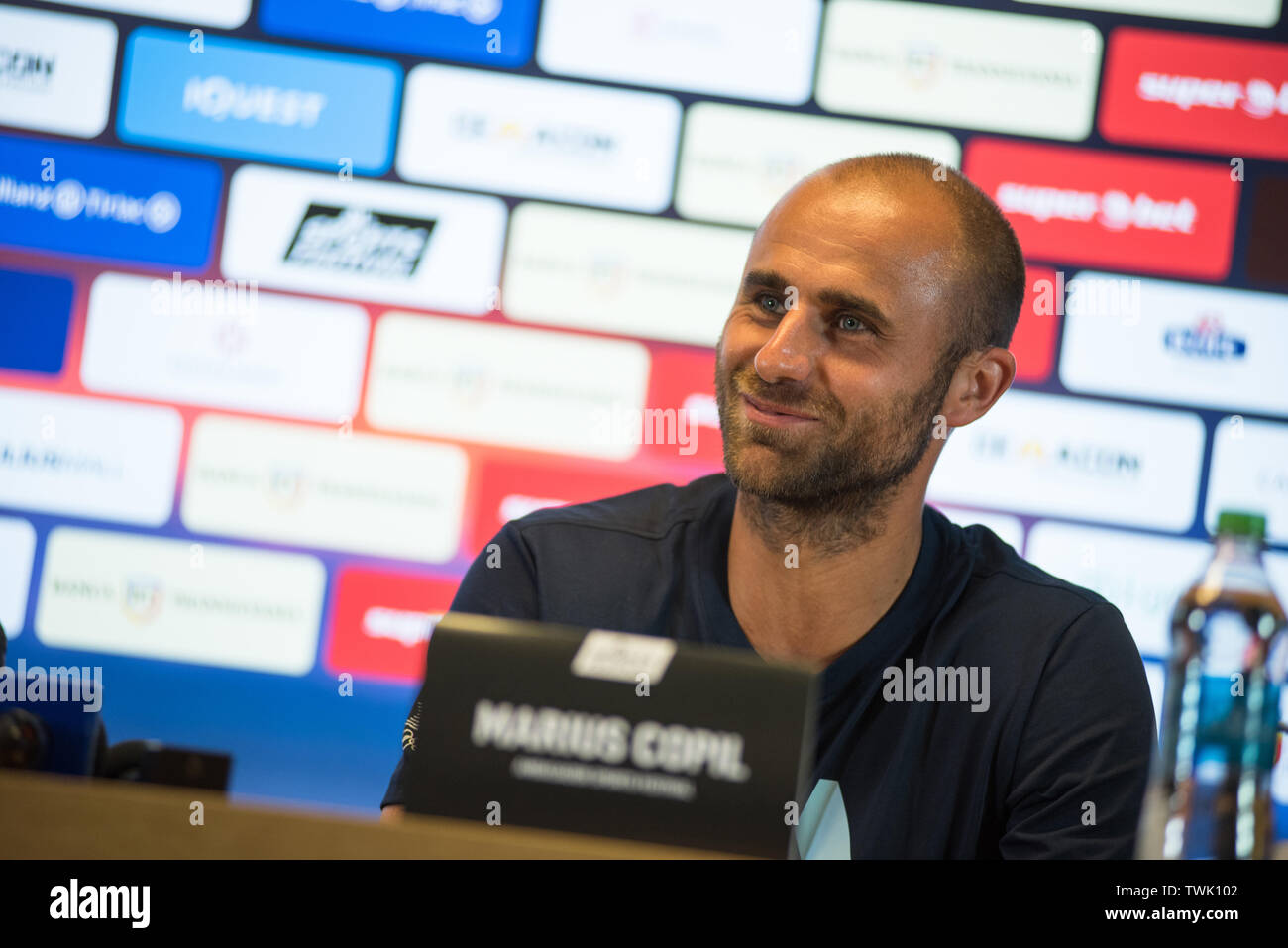 CLUJ, Romania - 14 giugno 2019: romeno giocatore di tennis di Marius Copil rispondendo alle domande poste nel corso di una conferenza stampa al Festival dello Sport Foto Stock