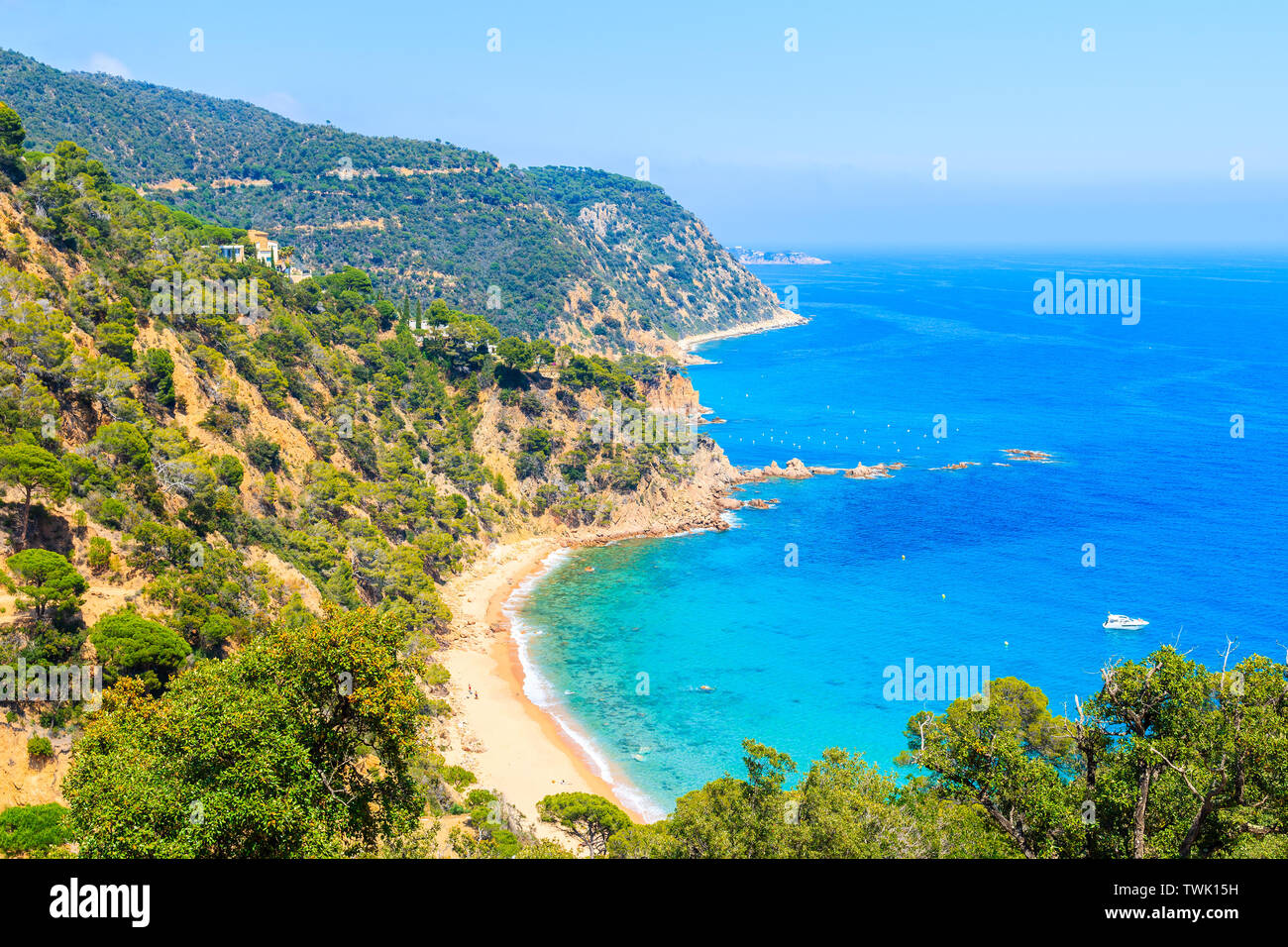 Vista del mare baia con spiaggia, Costa Brava, Spagna Foto Stock