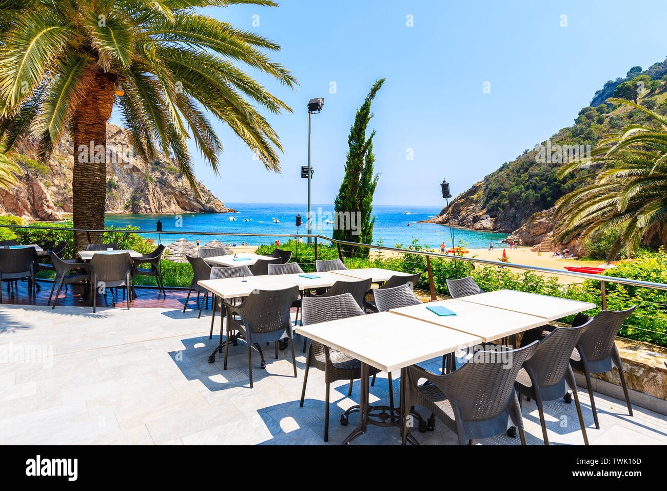 Ristorante tavoli in Cala Giverola, la più bella spiaggia sulla Costa Brava, Spagna Foto Stock