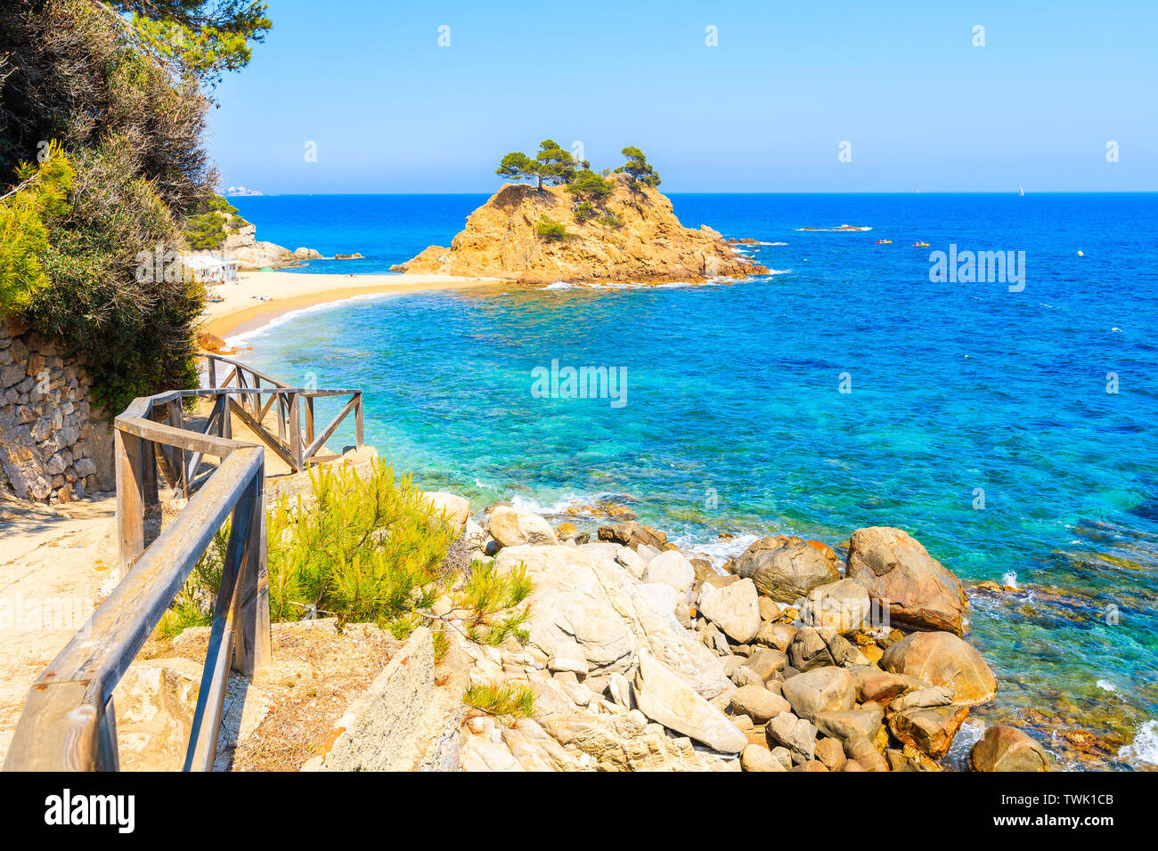 Sentiero costiero lungo il mare blu nei pressi di Cap Roig, Costa Brava, Spagna Foto Stock