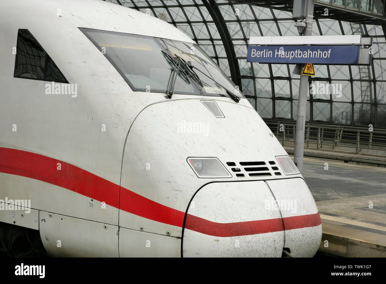 Deutsche Bahn ICE 2 inter-city alta velocità treno express alla stazione centrale Hauptbahnhof, Berlino Est, Germania. Foto Stock