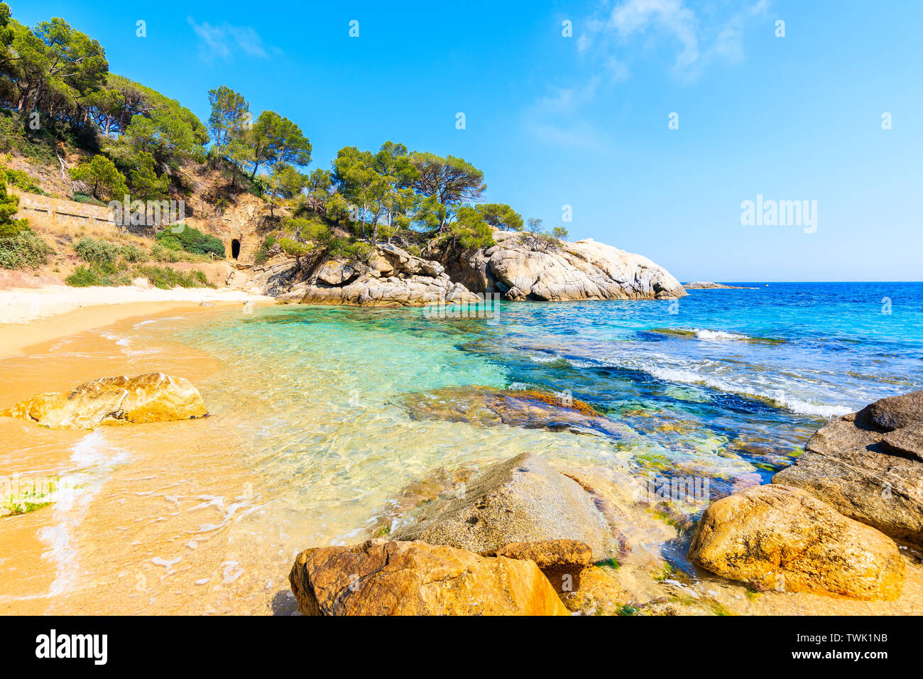 Sabbia idilliaca Cala Pi spiaggia vicino Cap Roig, Costa Brava, Spagna Foto Stock