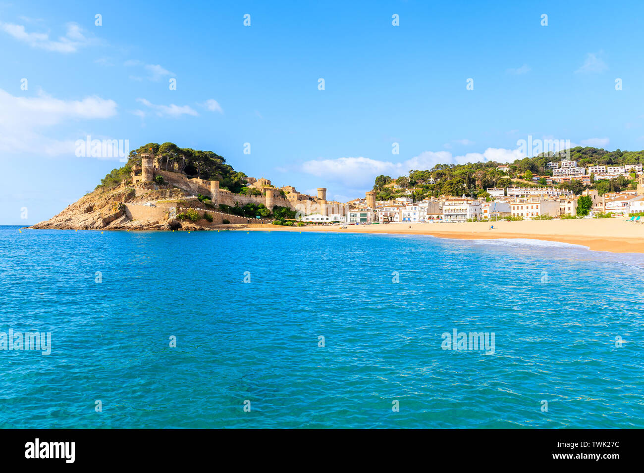 Blue azure vista mare e Spiaggia di Tossa de Mar, Costa Brava, Spagna Foto Stock