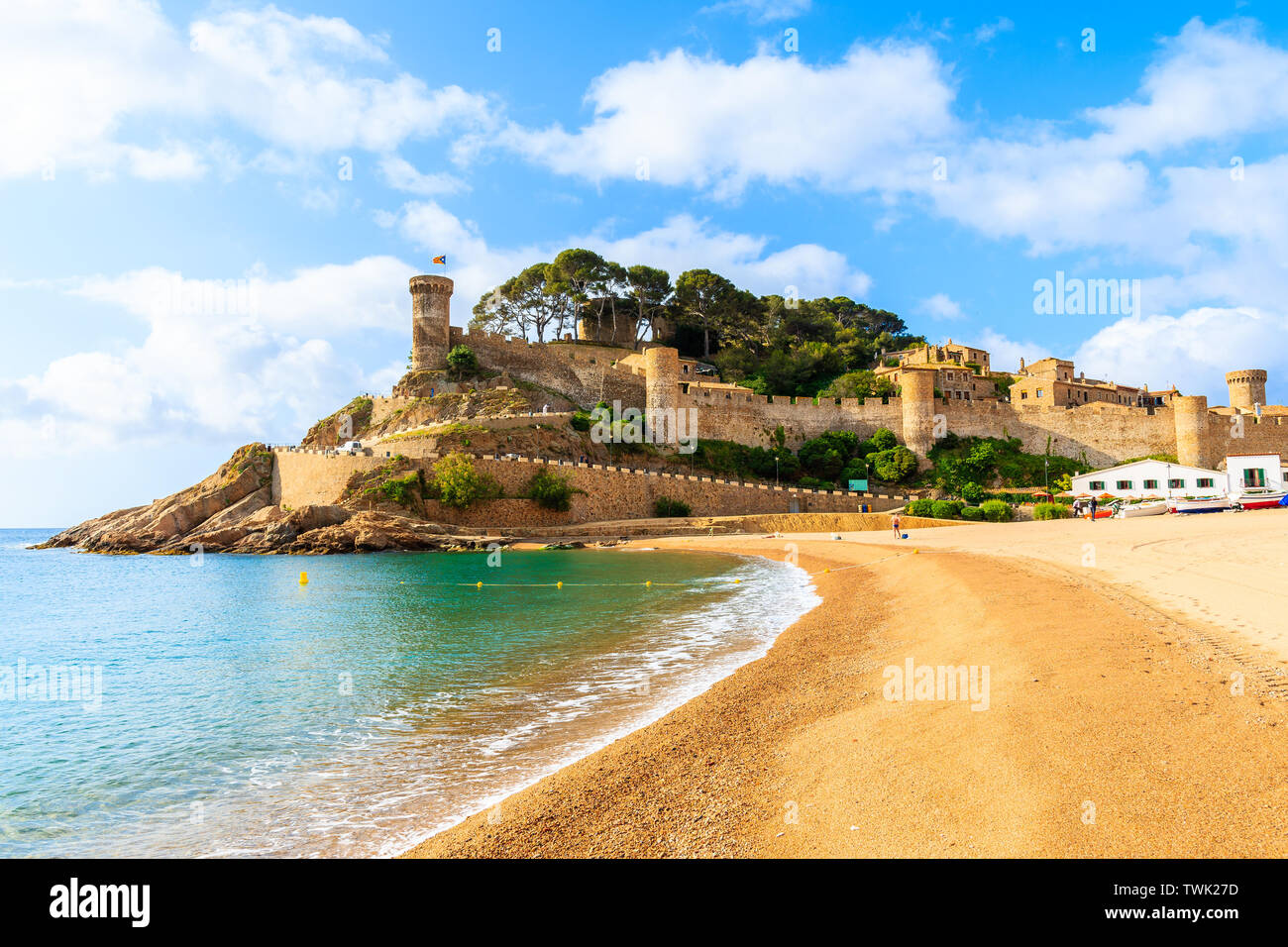 Spiaggia di sabbia dorata nella baia con castello in Tossa de Mar, Costa Brava, Spagna Foto Stock