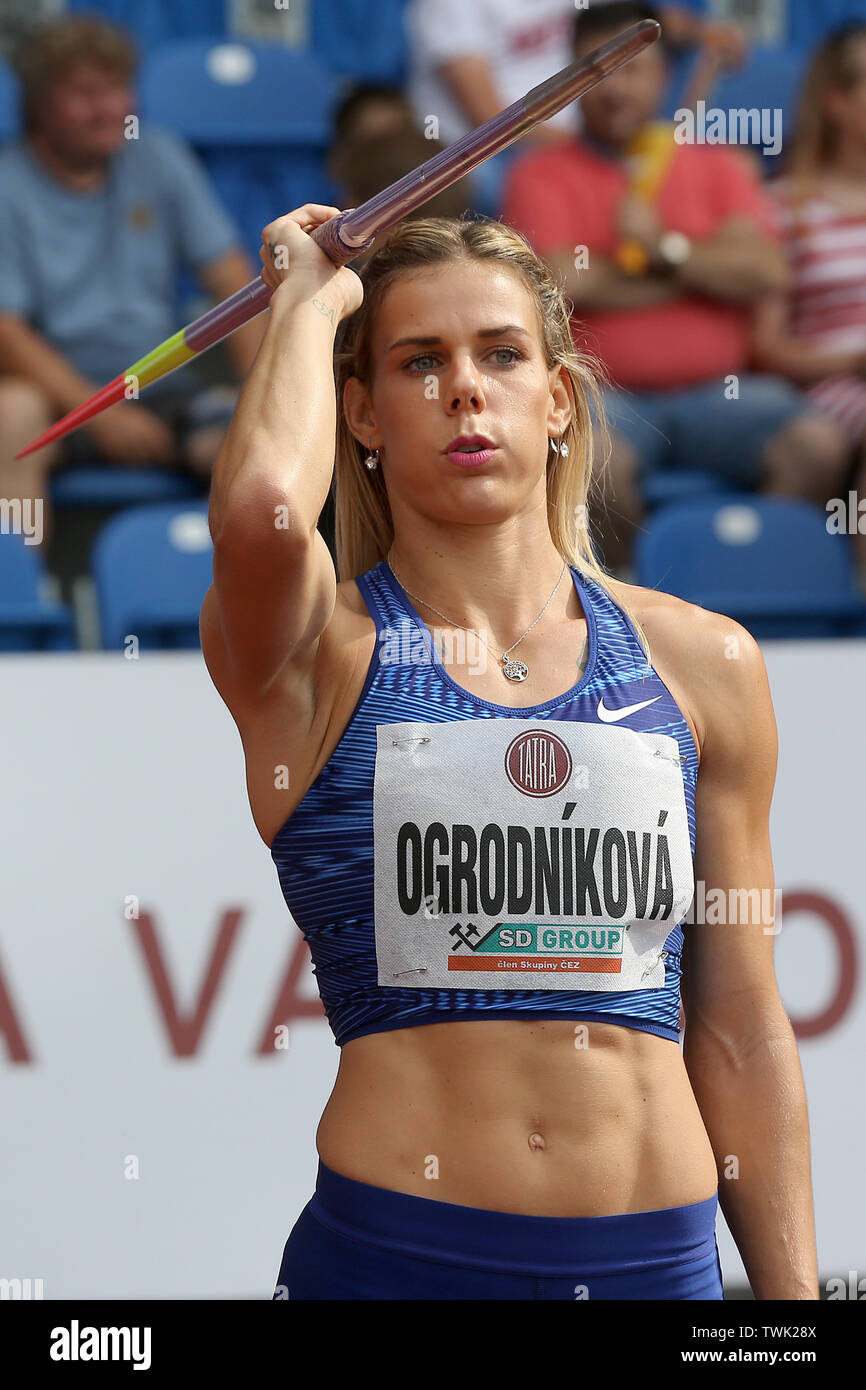 Nikola Ogrodnikova (ceco) compete in giavellotto durante l'Ostrava Golden Spike, un incontro atletico della IAAF World Challenge, a Ostrava, in ceco Repu Foto Stock