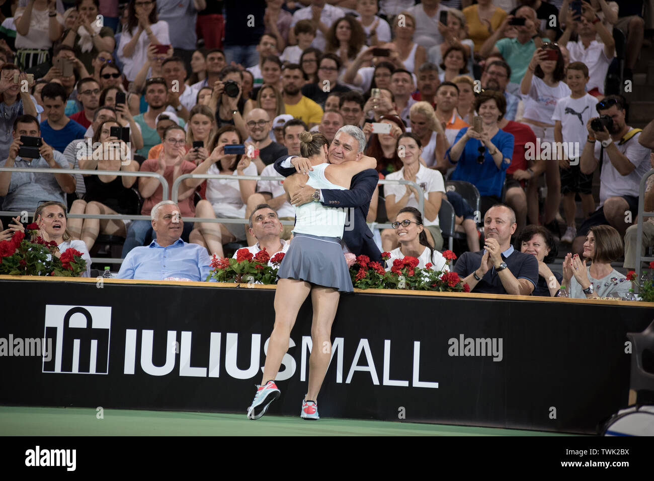 CLUJ, Romania - 15 giugno 2019: giocatore di tennis legend Simona Halep immettendo la corte in una partita contro Daniela Hantuchova durante il Festival dello Sport Foto Stock