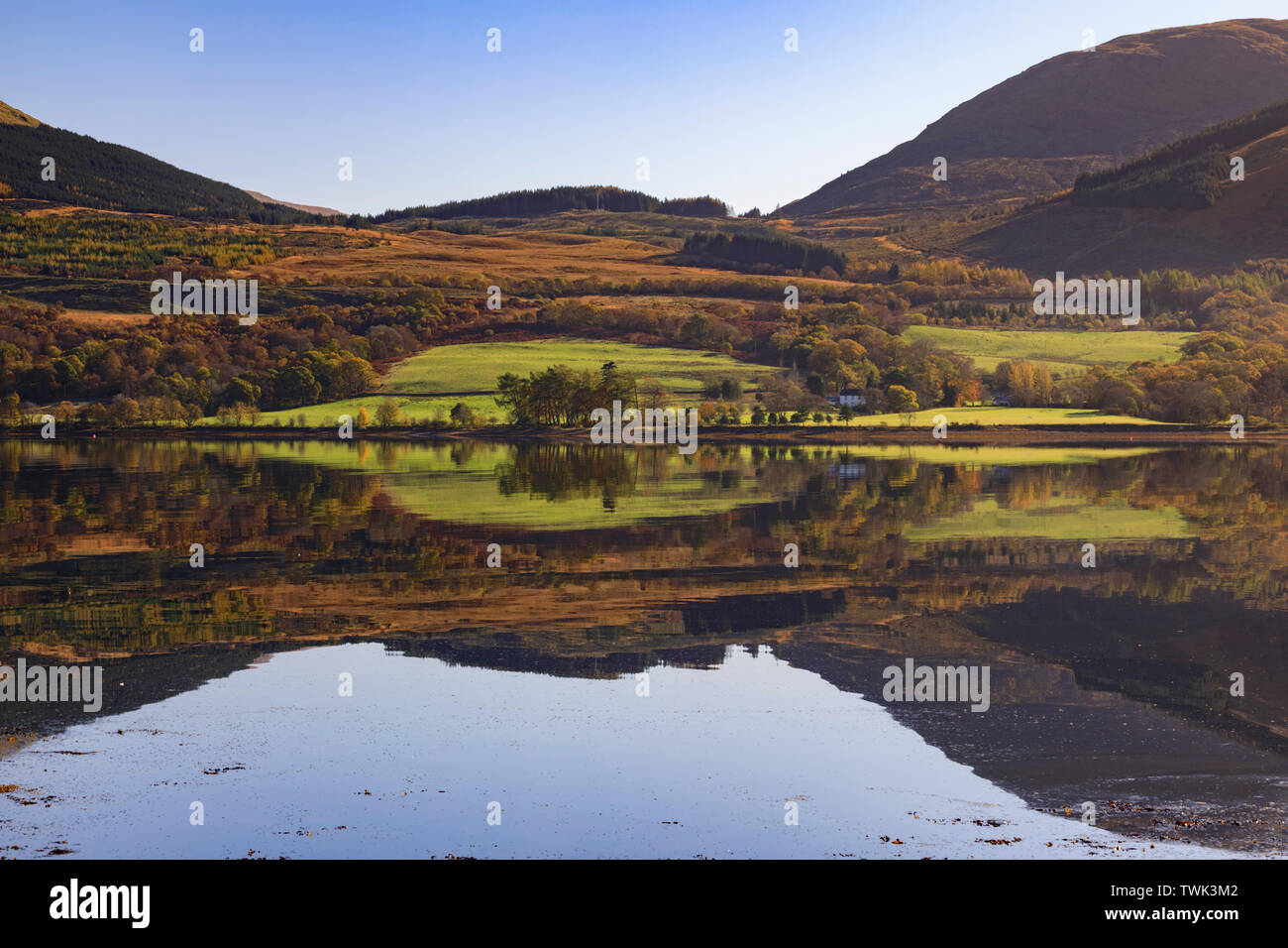 Riflessioni in Loch Fyne nelle Highlands scozzesi Foto Stock