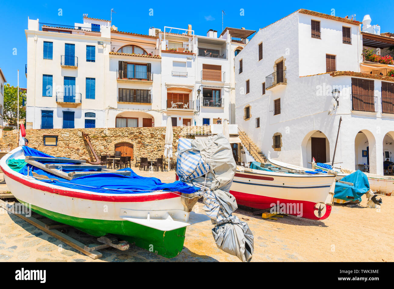 Tradizionali barche di pescatori sulla spiaggia di Port Bo di Calella de Palafrugell, Costa Brava Catalogna Foto Stock