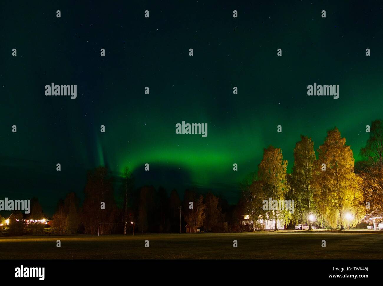 Una notte meravigliosa Northern lights volare sopra le Nortrh di Svezia Foto Stock