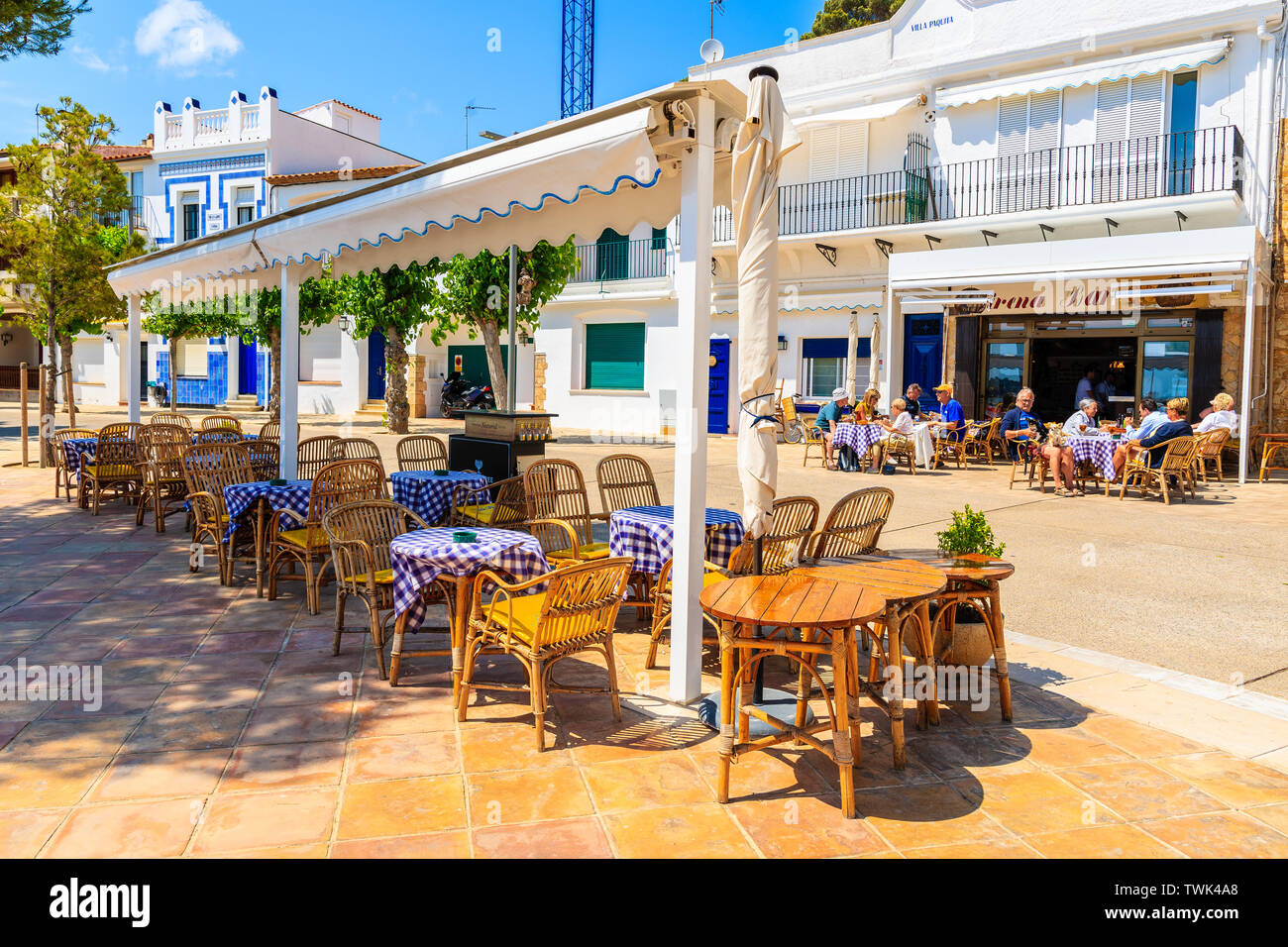 Il villaggio di Llafranc, Spagna - giu 6, 2019: Ristorante tavoli su strada del piccolo villaggio di pescatori di Llafranc che si trova in Costa Brava, Spagna. Foto Stock
