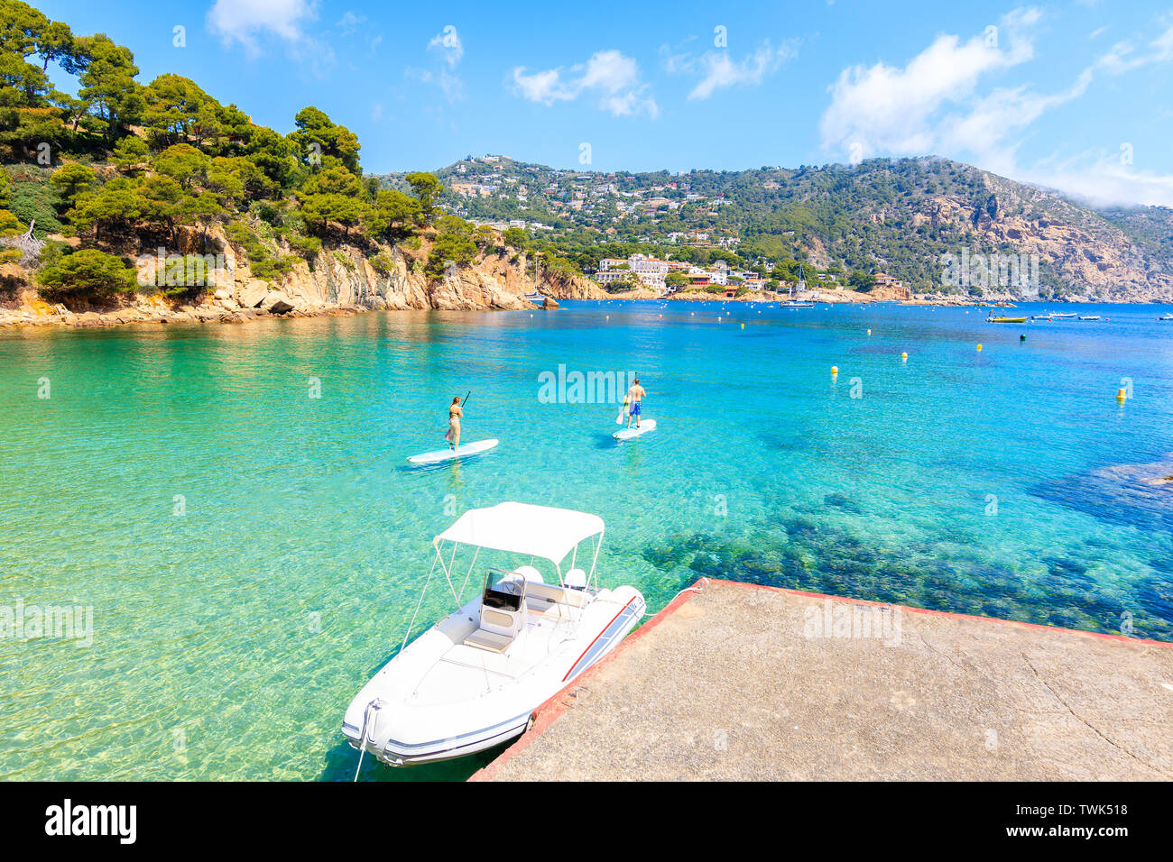 Barca sulla spiaggia idilliaca Aiguablava del vicino villaggio di Fornells, Costa Brava, Spagna Foto Stock