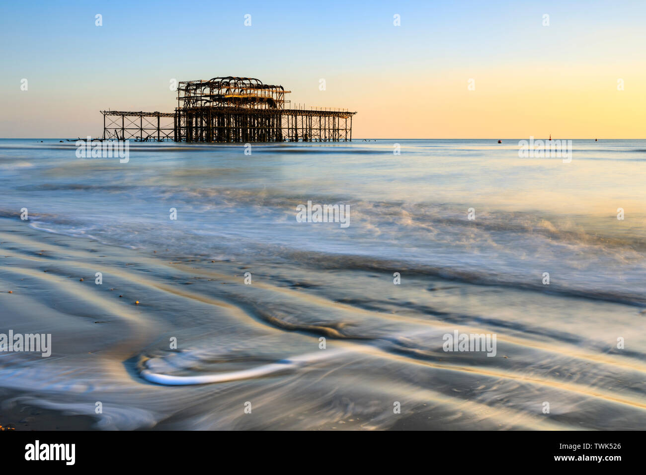 I resti di Brighton il Molo Ovest catturata su un pomeriggio in gennaio. Foto Stock