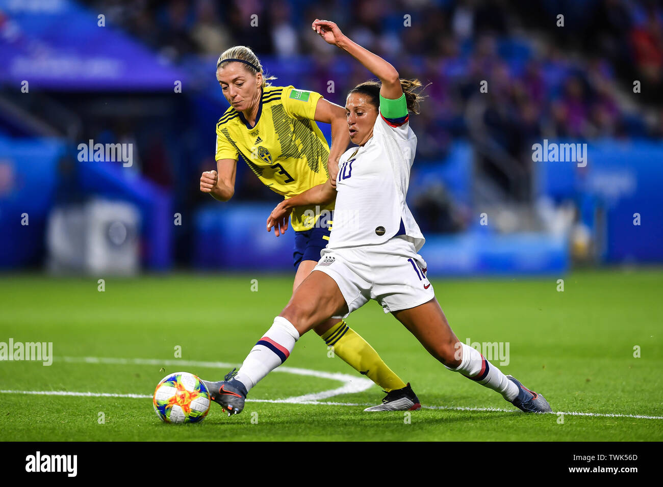 Carli Lloyd, destra degli Stati Uniti donna National Soccer team passa la palla contro Linda Sembrant di Svezia le donne la squadra nazionale di gioco del calcio nel terzo round match del Gruppo F corrispondere durante il FIFA Coppa del Mondo Donne Francia 2019 a Parigi (Francia), 20 giugno 2019. Negli Stati Uniti è uscito l'ultimo ma impostazioni di record ai leader del gruppo di rendere la FIFA Coppa del Mondo femminile di fori sfondabili dopo aver battuto la Svezia 2-0 a Le Havre, Francia giovedì. Foto Stock