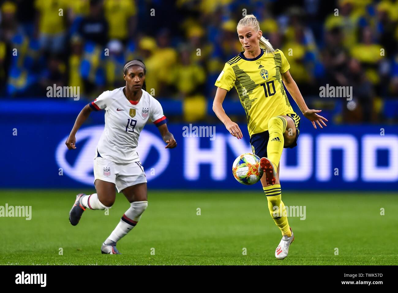 Sofia Jakobsson, a destra della Svezia donna nazionale di calcio passa la palla contro Crystal Dunn di Stati Uniti donna nazionale di calcio nel terzo round match del Gruppo F corrispondere durante il FIFA Coppa del Mondo Donne Francia 2019 a Parigi (Francia), 20 giugno 2019. Negli Stati Uniti è uscito l'ultimo ma impostazioni di record ai leader del gruppo di rendere la FIFA Coppa del Mondo femminile di fori sfondabili dopo aver battuto la Svezia 2-0 a Le Havre, Francia giovedì. Foto Stock