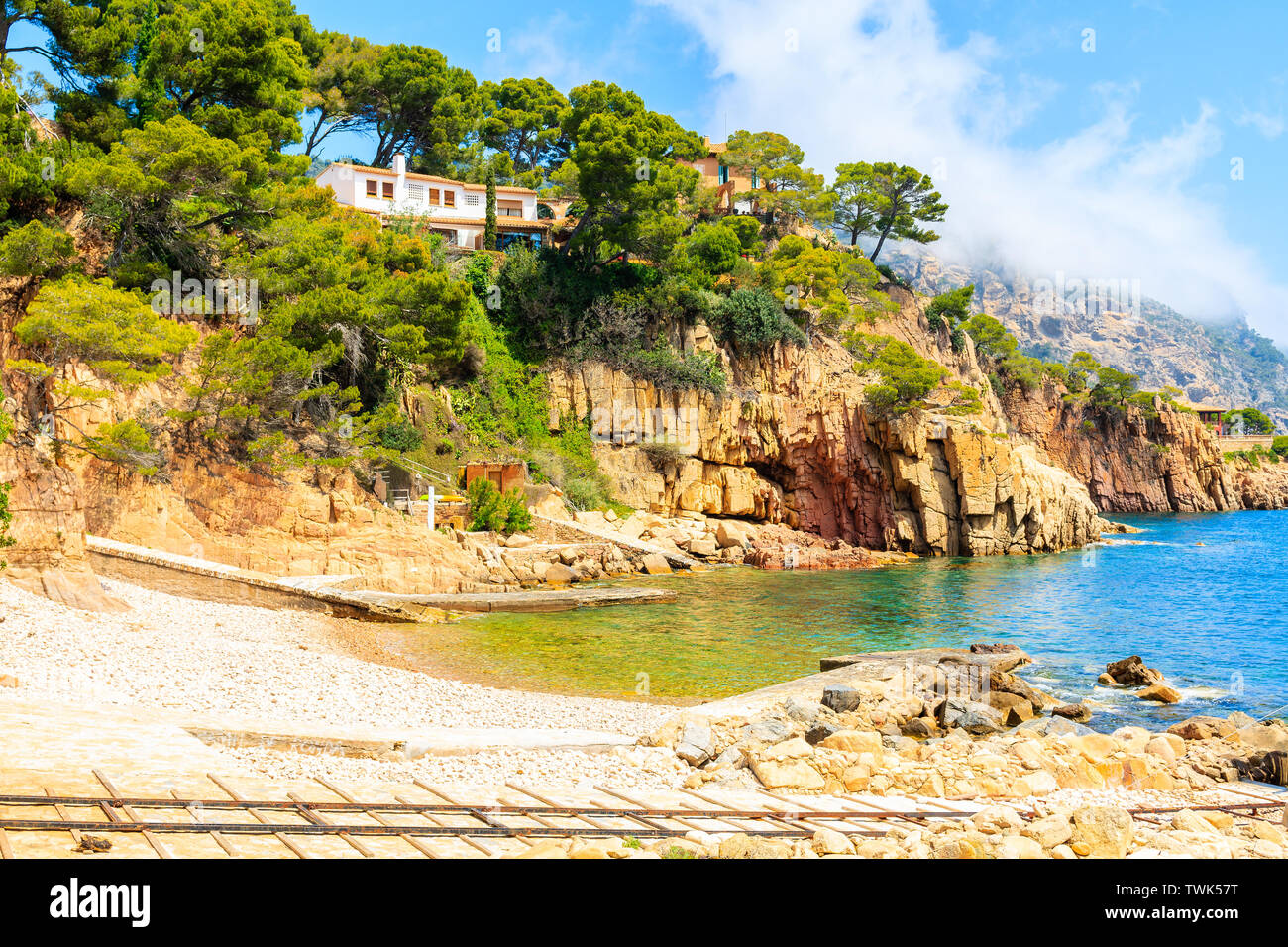 Vista della spiaggia nella pittoresca baia vicino a Fornells village, Costa Brava, Spagna Foto Stock