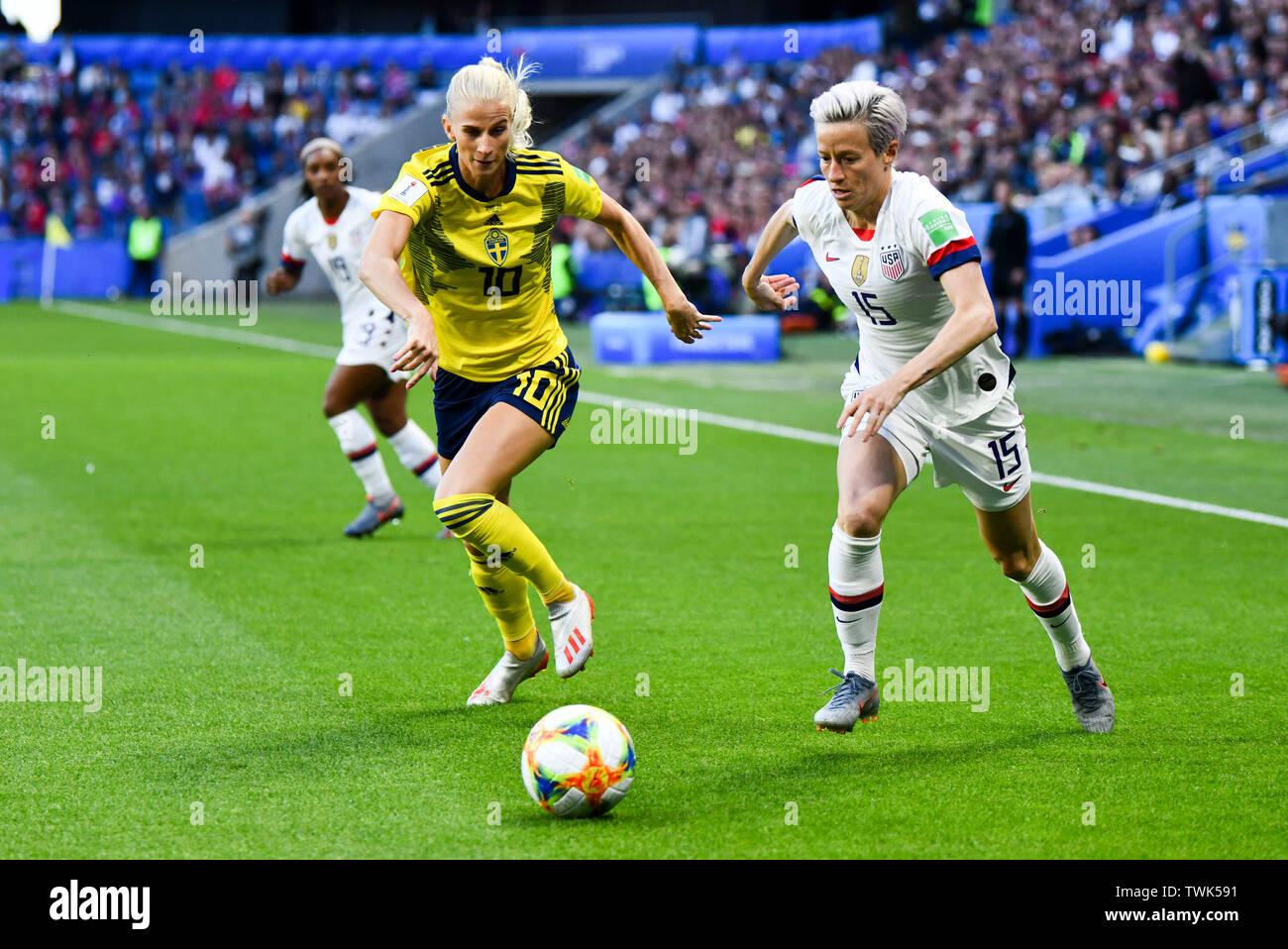 Le Havre, Frankreich. Xx Giugno, 2019. Sofia Jakobsson (Svezia) (10) segue Megan Rapinoe (USA) (15), 20.06.2019, Le Havre (Francia), calcio, fifa, Coppa del Mondo Donne 2019, Svezia - USA, FIFA VIETANO QUALSIASI USO DI FOTOGRAFIE come sequenze di immagini e/o quasi video. | Utilizzo di credito in tutto il mondo: dpa/Alamy Live News Foto Stock