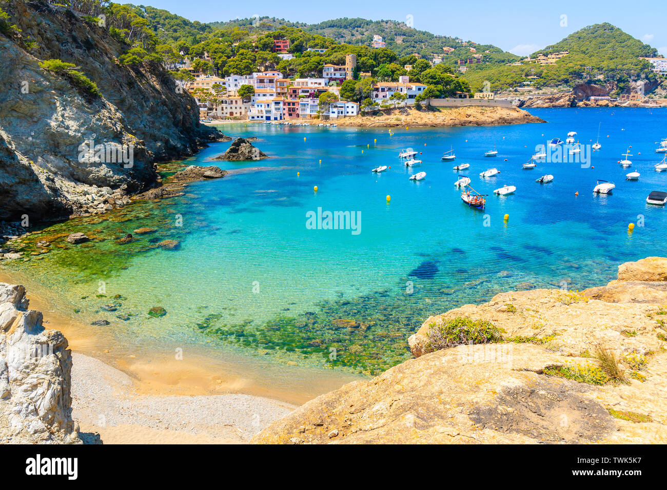 Barche in mare bellissima baia con spiaggia vicino Sa Tuna village, Costa Brava, Spagna Foto Stock