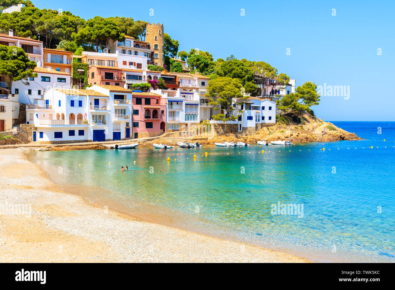 Case colorate in mare baia con spiaggia di Sa Tuna villaggio costiero, Costa Brava, Spagna Foto Stock