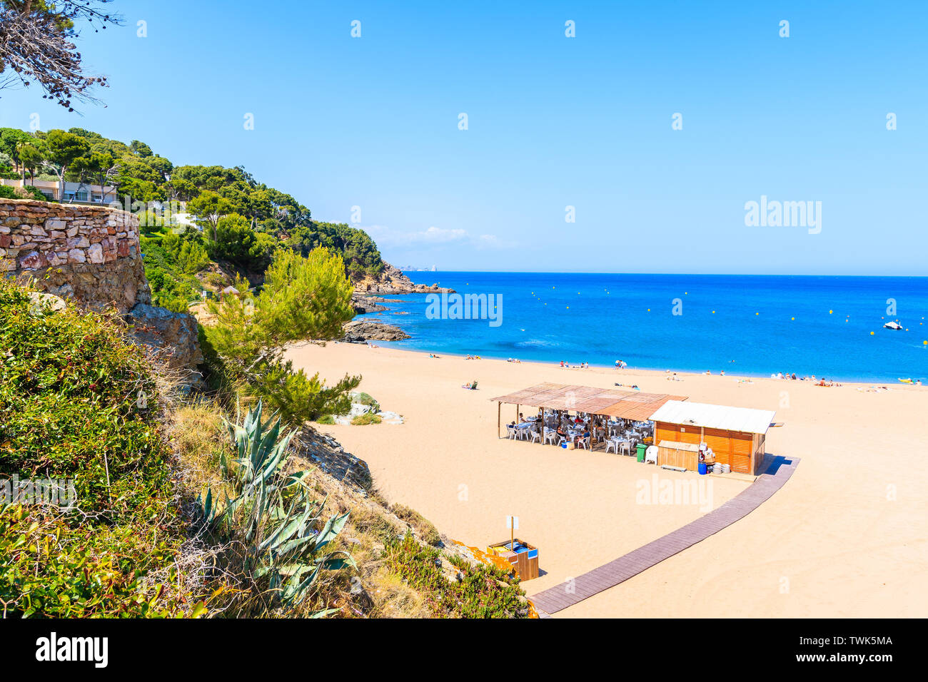 Pittoresca baia con ristorante sulla spiaggia di Sa Riera village, Costa Brava, Spagna Foto Stock