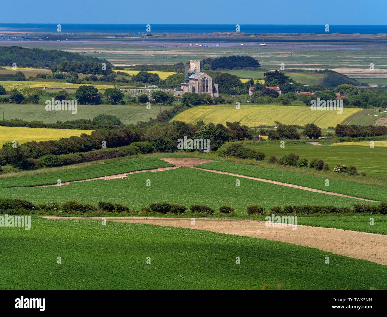 Salthouse chiesa e la Costa North Norfolk da Muckleborough hill Foto Stock