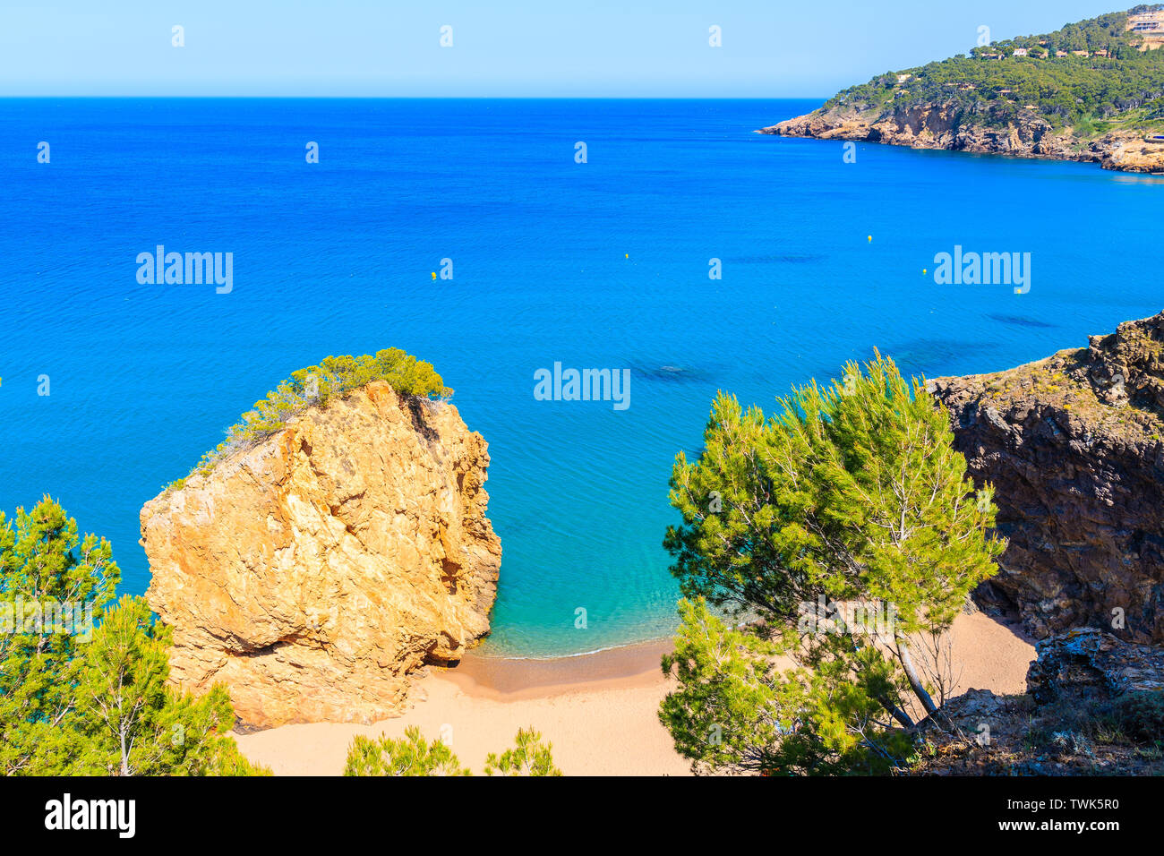 Vista della famosa roccia sulla bellissima spiaggia di Cala Moreta, Costa Brava, Spagna Foto Stock