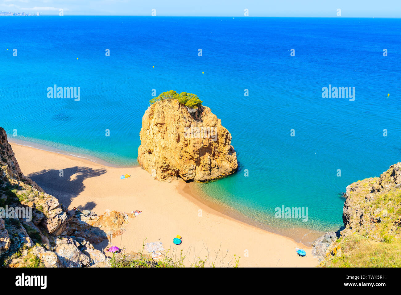 Vista della famosa roccia sulla bellissima spiaggia di Cala Moreta, Costa Brava, Spagna Foto Stock