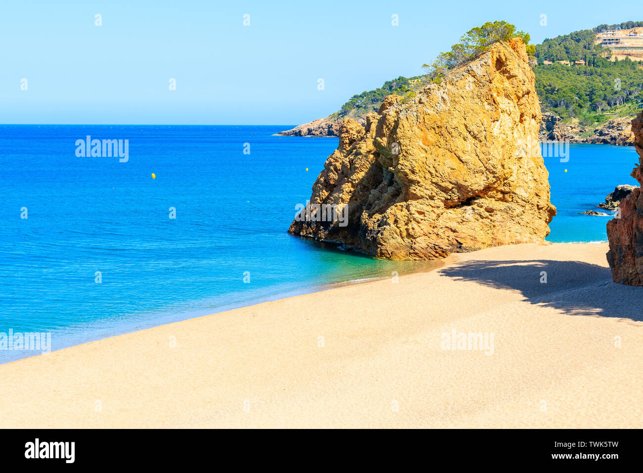 Famosa roccia sulla spiaggia di Cala Moreta, Costa Brava, Spagna Foto Stock