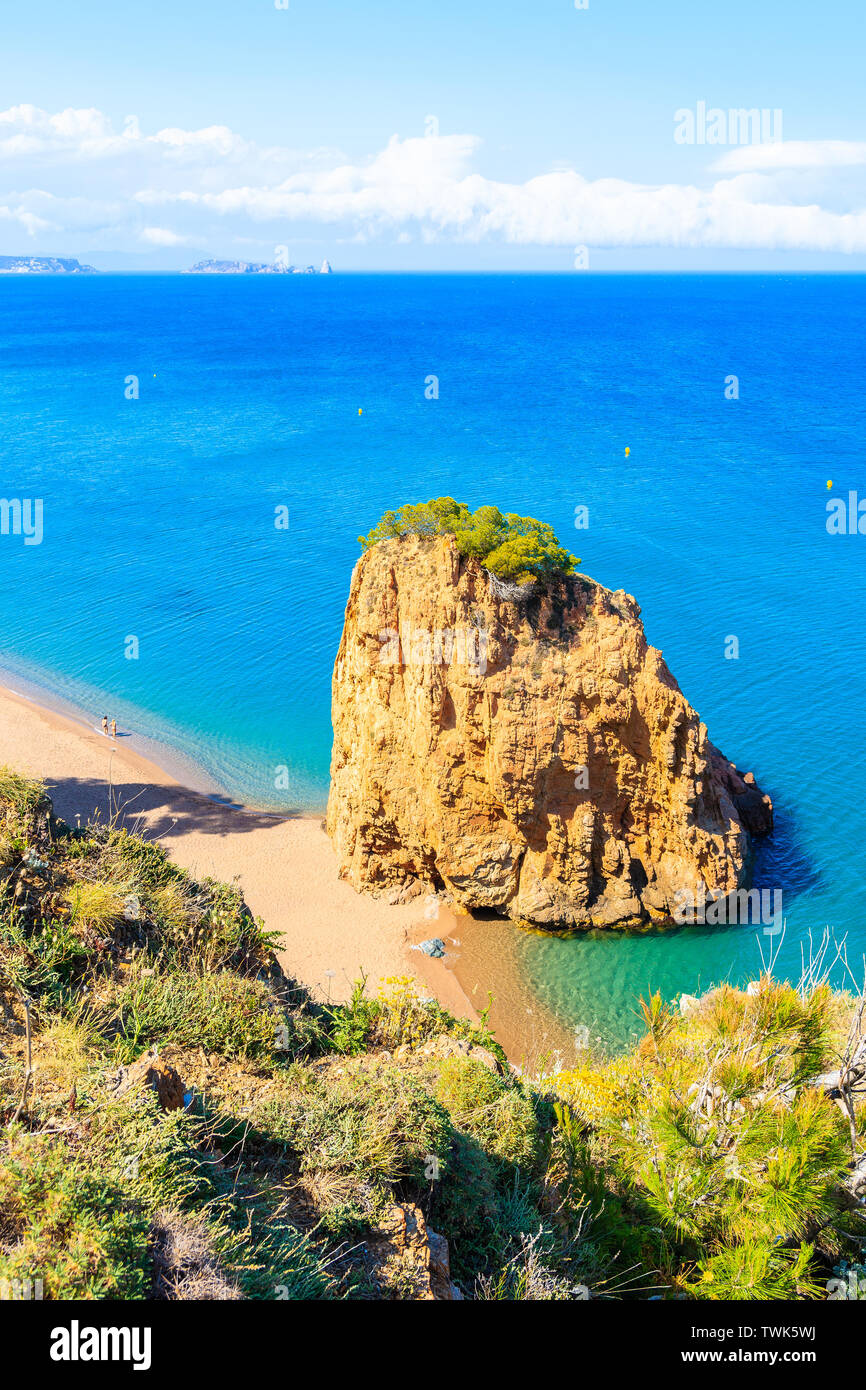 Vista della famosa roccia sulla bellissima spiaggia di Cala Moreta, Costa Brava, Spagna Foto Stock
