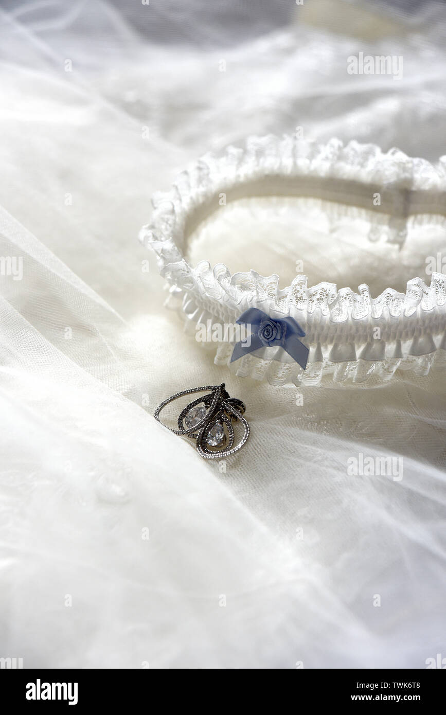 Anello di orecchio e giarrettiera colpo di impostazione sulla parte superiore del velo della sposa ottenere pronto Foto Stock