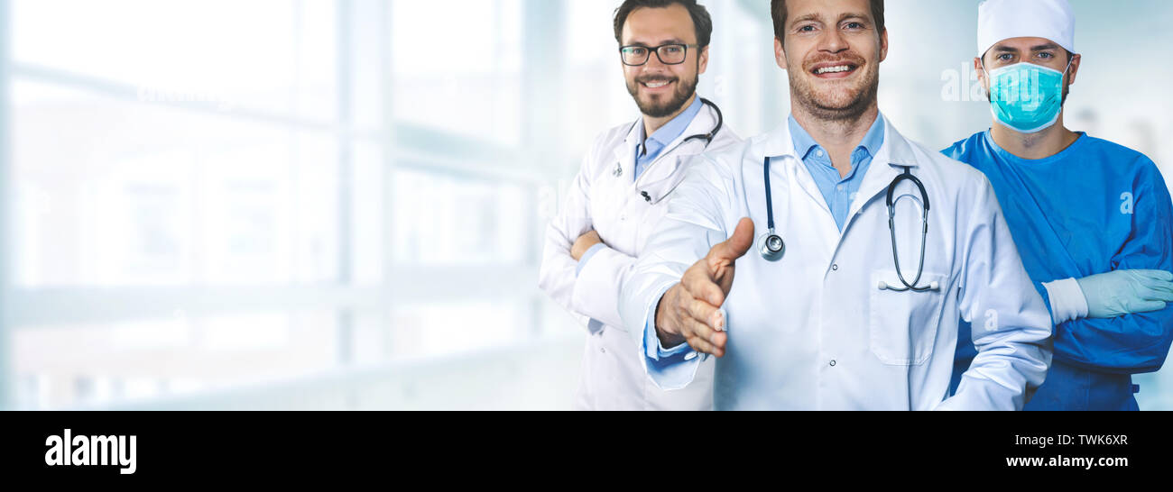 Team dei maschi di medici in piedi in ospedale corridoio spazio di copia Foto Stock