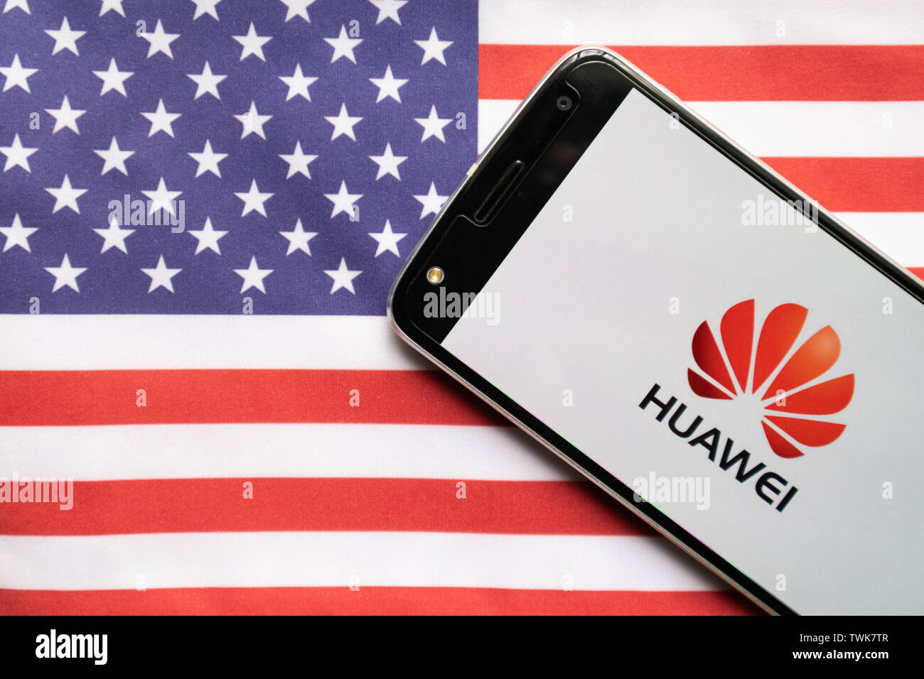 Maski, India - 21 Giugno 2019: Huawei logo su schermo del mobile su di noi bandiera. Foto Stock