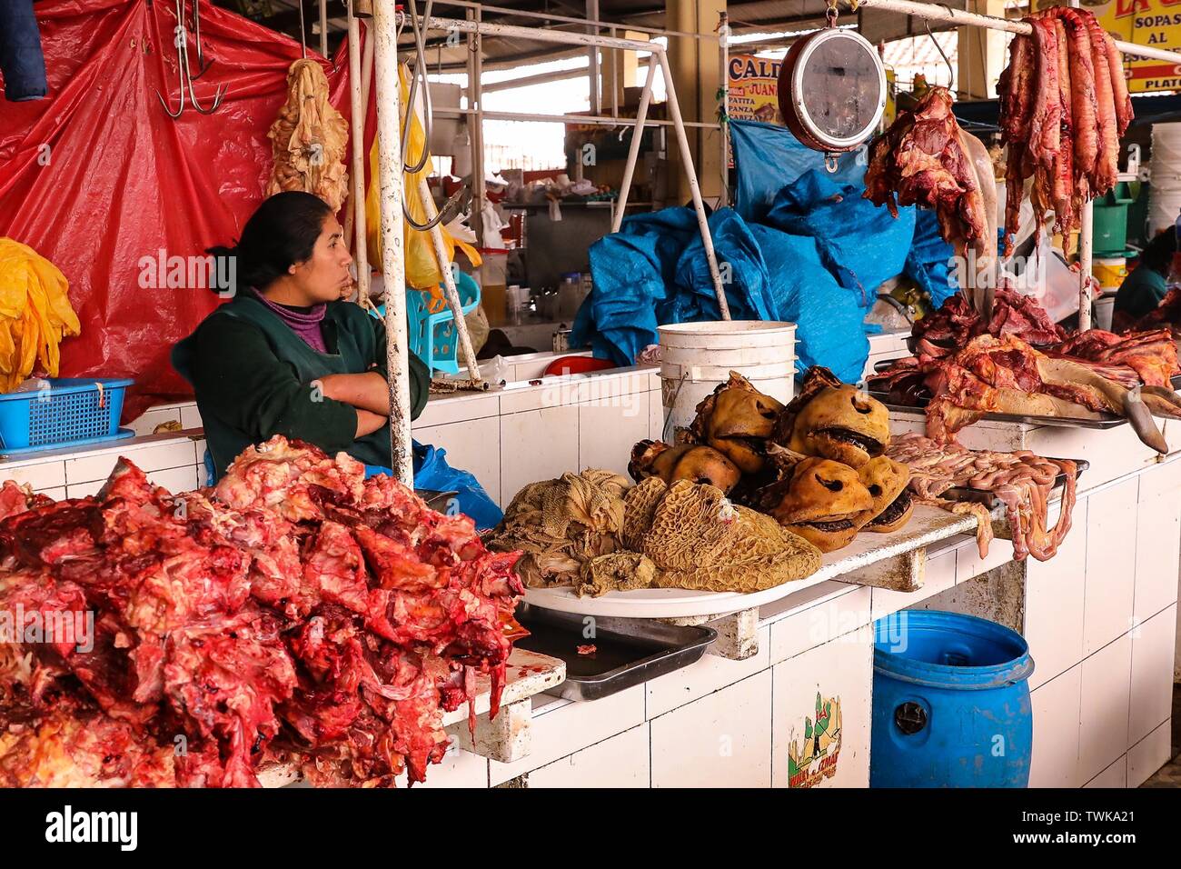 Cusco, Perù. 02Maggio, 2019. Nella sala del mercato di San Pedro, la carne e le salsicce sono venduti senza refrigerazione. Credito: Tino Plunert/dpa-Zentralbild/ZB/dpa/Alamy Live News Foto Stock