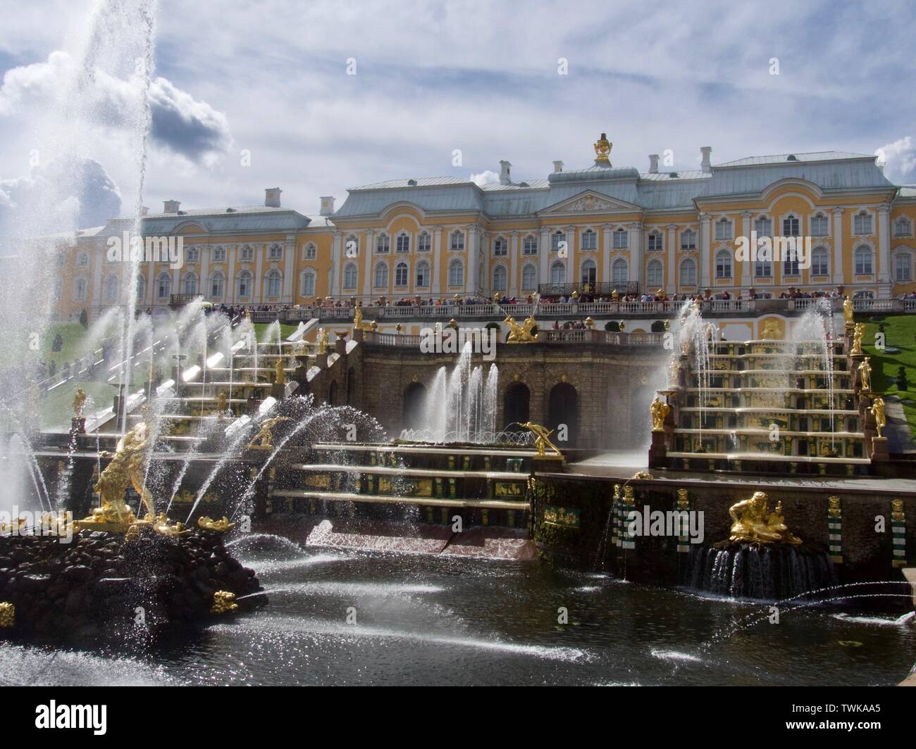 Peterhof Palace (Petrodvorets) Grande Cascata con fontane di acqua insieme a San Pietroburgo, Russia Foto Stock