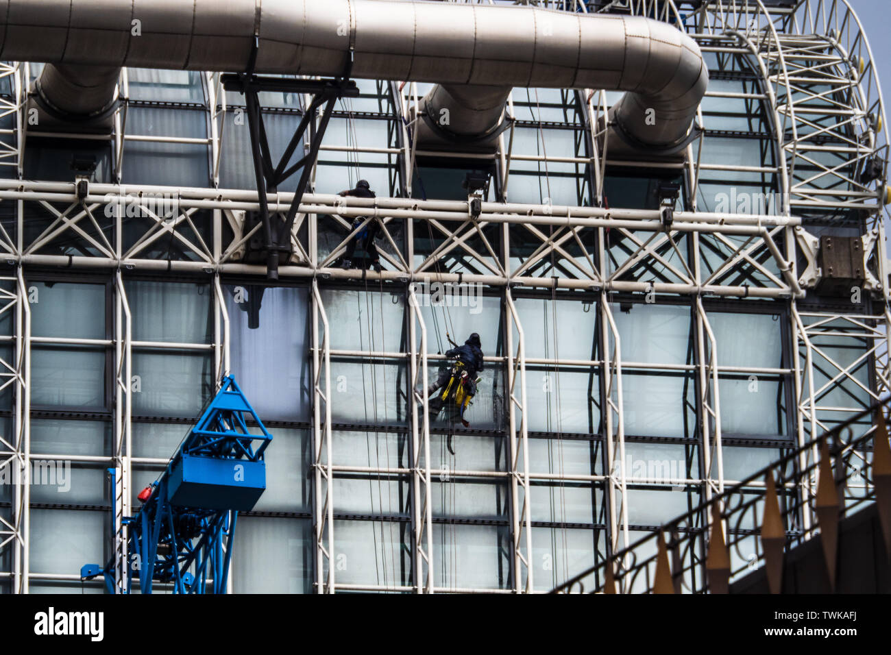 Detergenti per finestre edificio Lloyds di Londra - Steeplejacks scala la Lloyds Insurance edificio nella città di London Financial District Foto Stock
