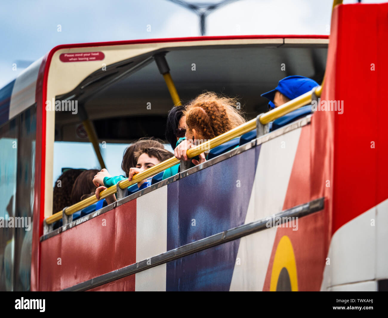 London Tourist Bus - London Tour Bus - i turisti guardano fuori dall'apertura di tp ponte di Londra Tour Bus. Foto Stock