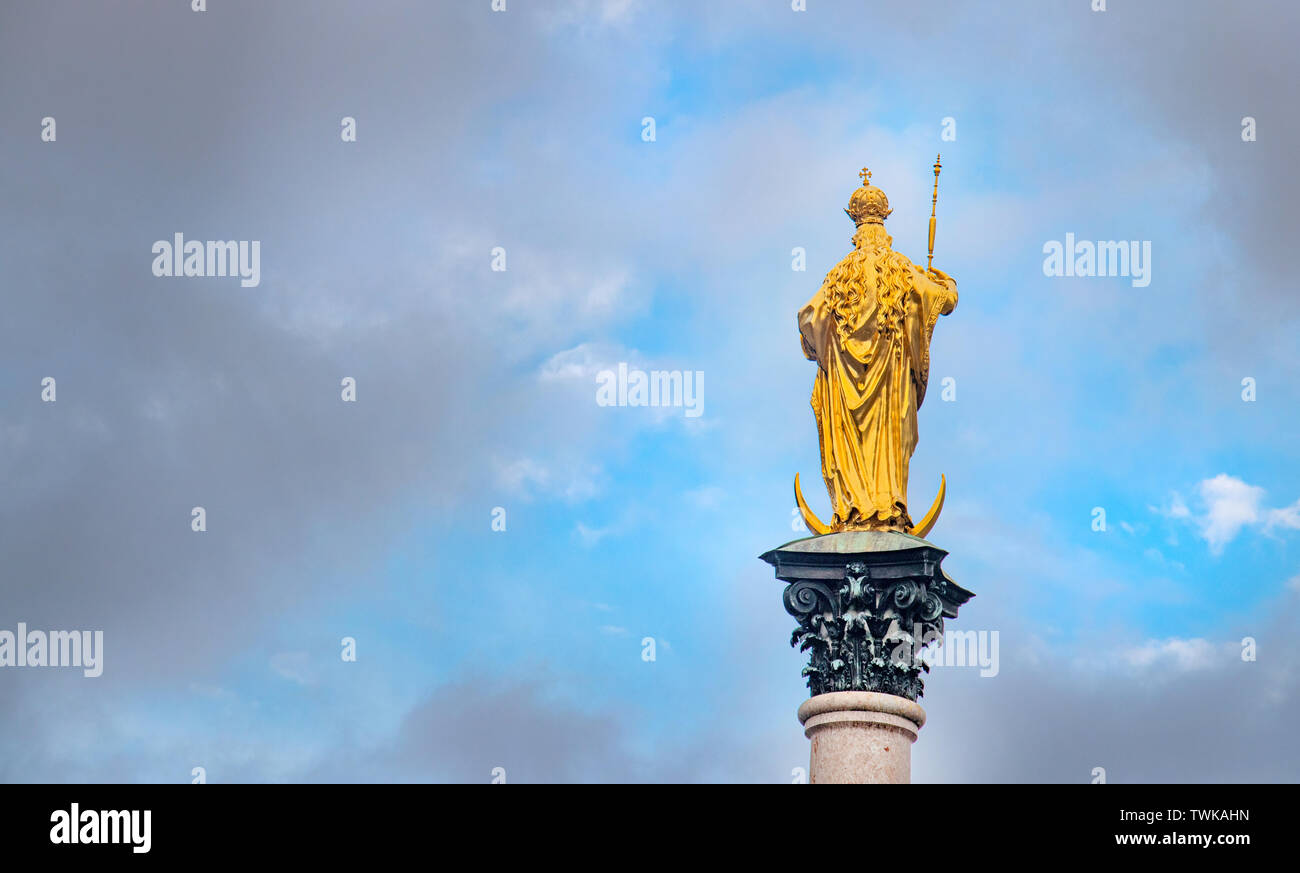 Marie statua a Monaco di Baviera Marienplatz chiamato Mariensäule, fiducia convinzione la religione Foto Stock