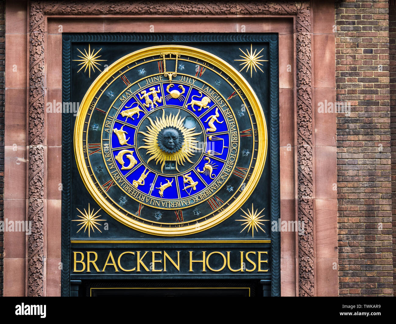 Orologio astronomico sul FT Financial Times HQ a rinnovate Bracken House nella città di Londra. Designer Frank Dobson e Philip Bentham Foto Stock