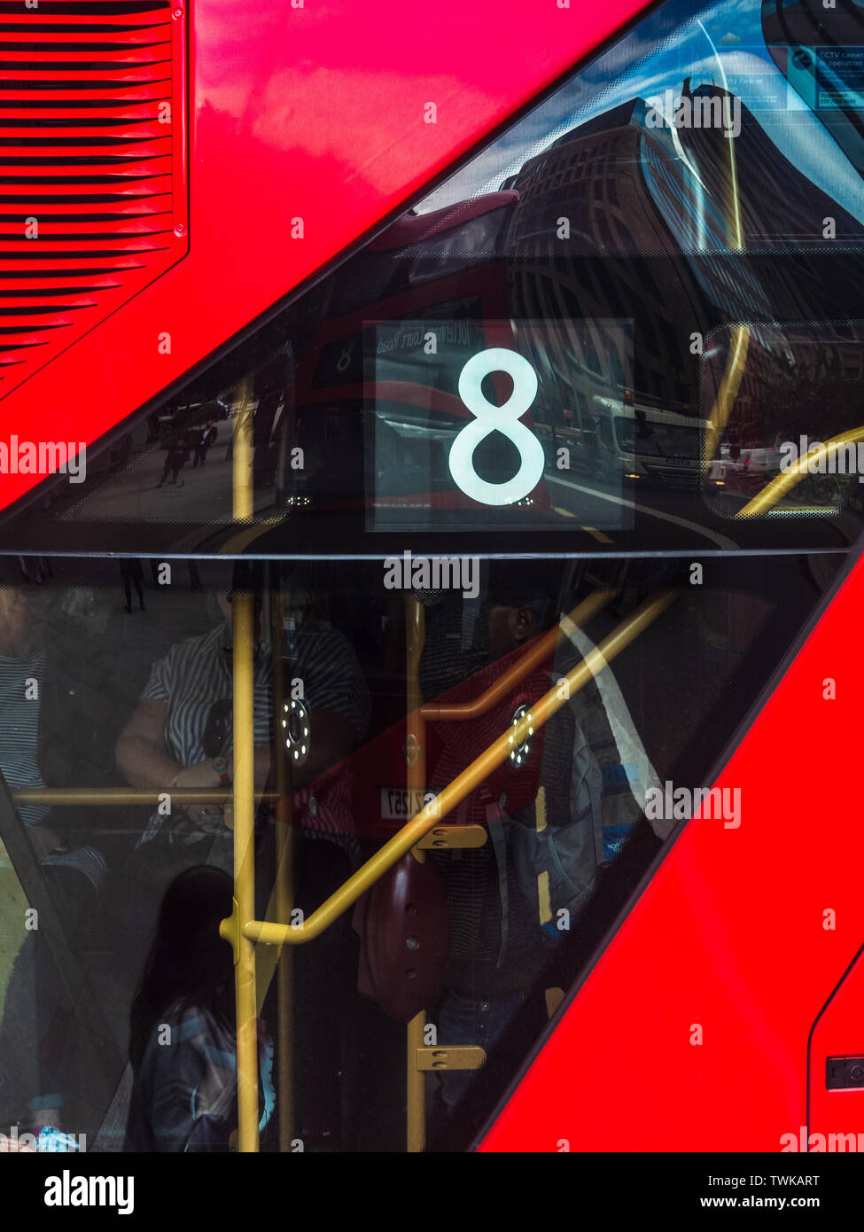 Numero 8 autobus di Londra - dettagli su una Londra Routemaster Bus sulla Route 8 nel centro di Londra Foto Stock