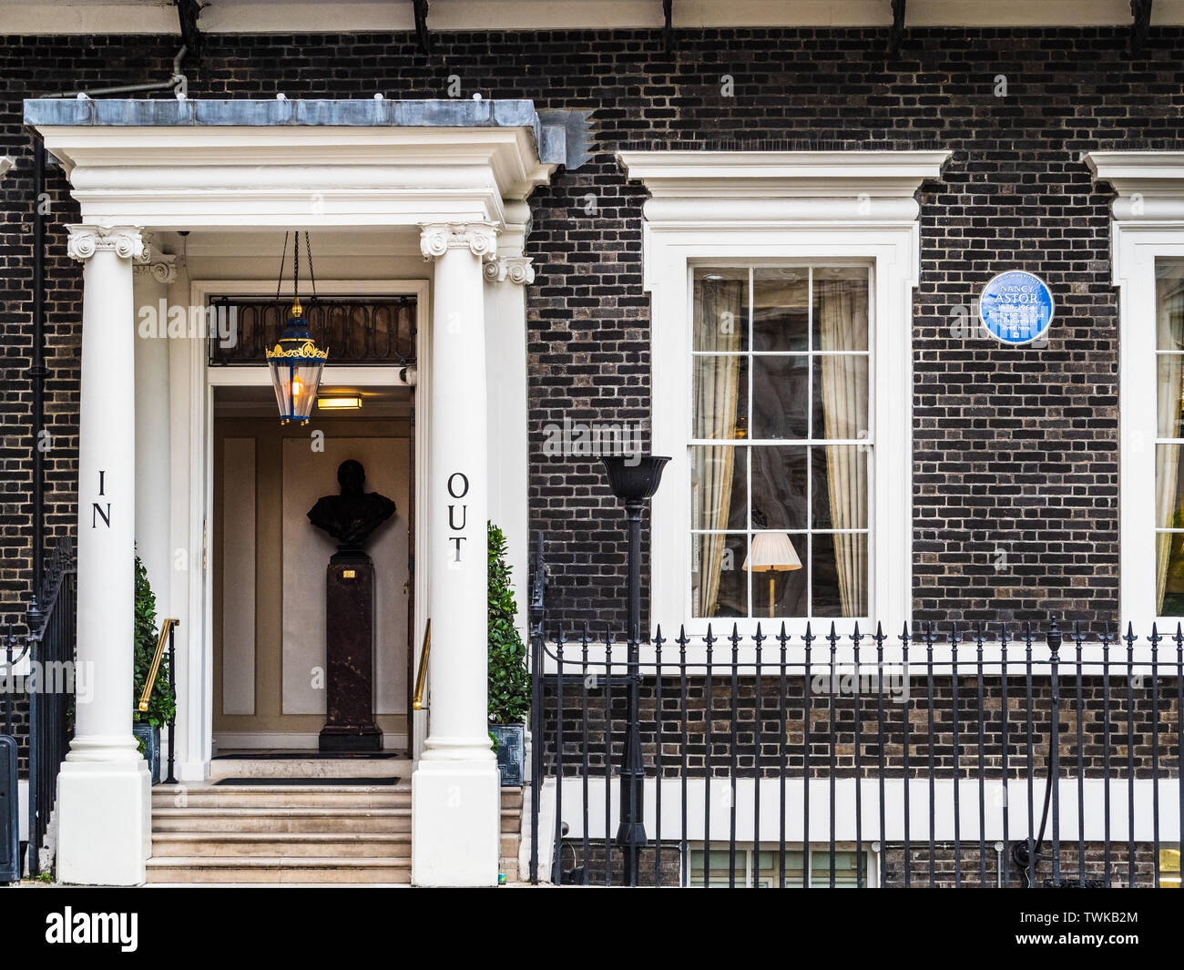 Il navale e militare Club al n. 4 di St James's Square Londra. Una casa georgiana del 1726-28 da Edward Pastore. Ex casa di Nancy Astor (targa blu) Foto Stock
