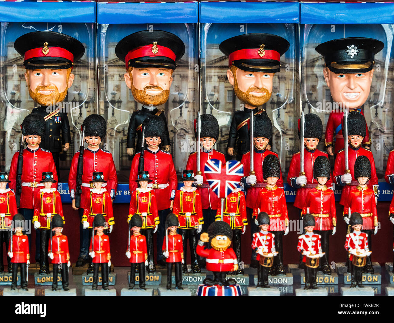 Modelli Prince Harry e Prince William. La famiglia reale - giocattoli e souvenir del Principe William e del Principe Harry in vendita in un negozio di souvenir di Londra Foto Stock