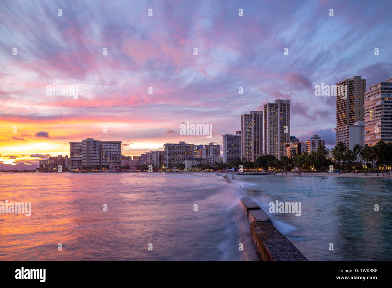 Skyline di Honolulu presso la spiaggia di Waikiki, Hawaii, USA Foto Stock