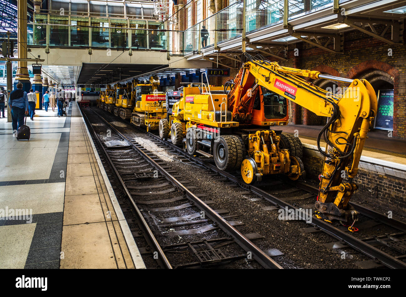 Manutenzione ferroviaria - Linea ferroviaria attrezzature di manutenzione in attesa alla stazione di Liverpool Street a Londra Foto Stock